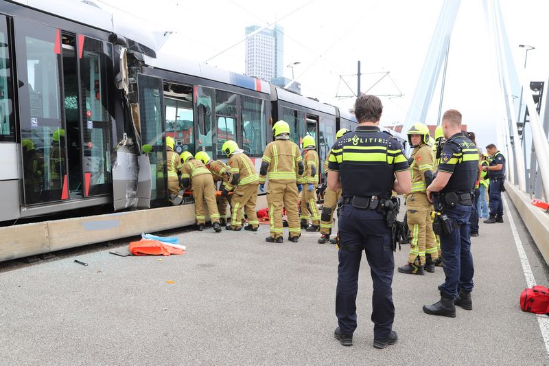 zware trambotsing op Erasmusbrug in Rotterdam